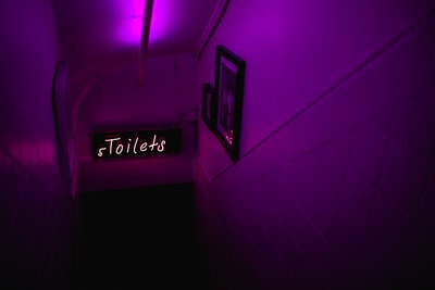 楼下的紫色厕所标牌